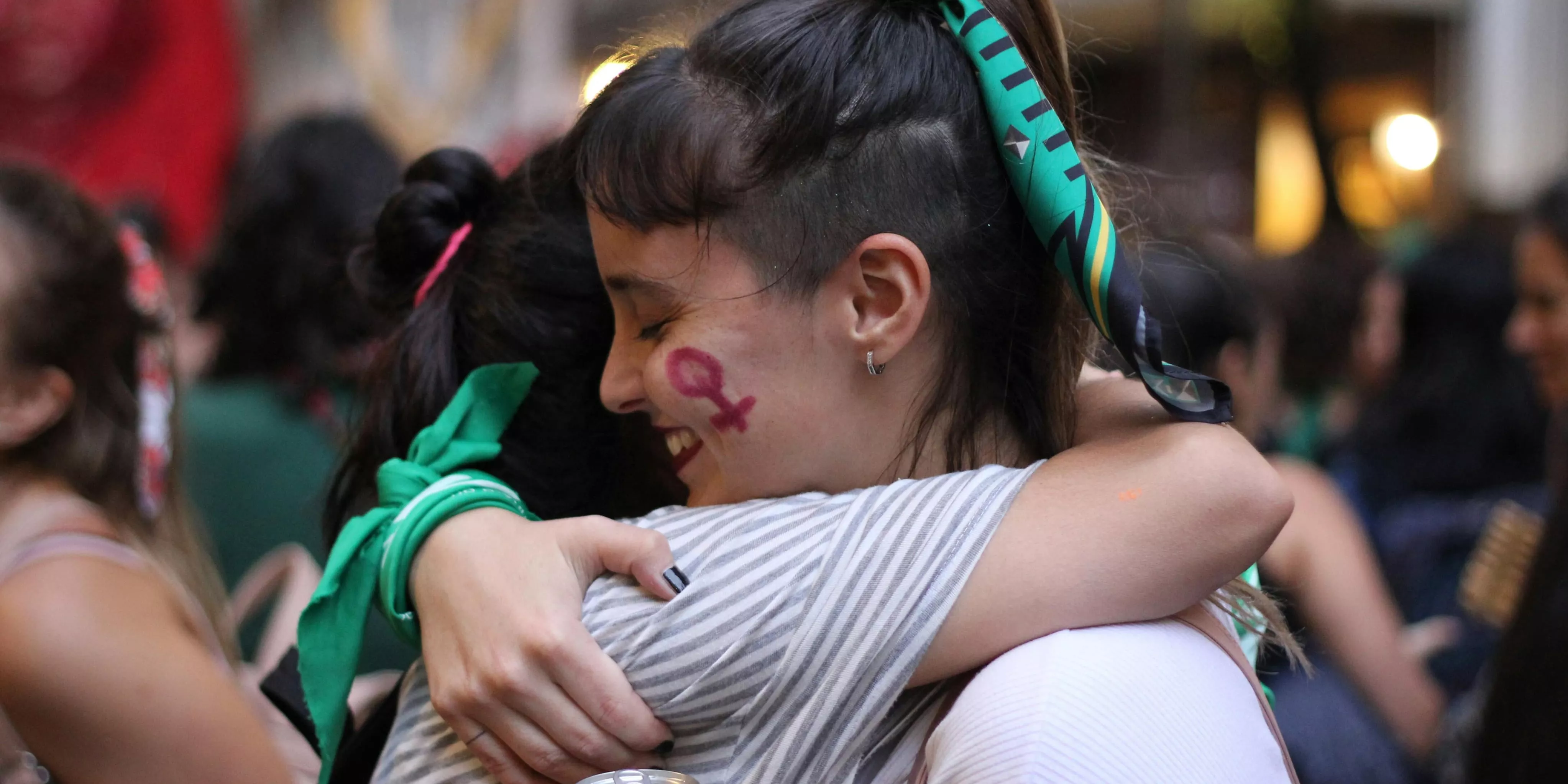 Dues noies fent una abraçada i rient.