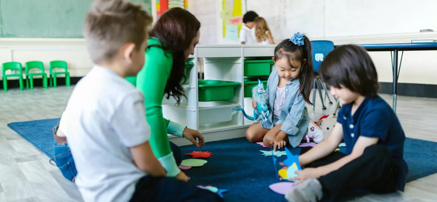 Nens en un saló escolar jugant