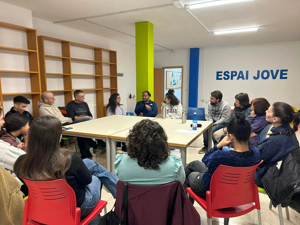 Grup de gent al voltant d´una taula -Espai jove.
